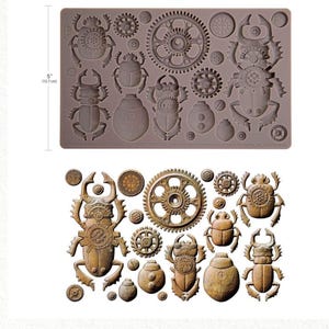 Pode incluir: Um molde de silicone cinza com vários desenhos de besouros e engrenagens em estilo steampunk. O molde tem 12,7 cm de largura e apresenta elementos detalhados de insetos e mecânicos, perfeito para projetos de artesanato.