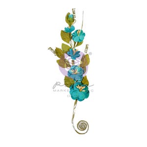 Könnte beinhalten: Ein dekorativer Blumenstiel mit türkisfarbenen Stoffblüten, gelben Zentren und grünen Blättern. Der Stiel hat eine metallisch goldene Oberfläche und ein eingerolltes Design am unteren Ende. Die Blumen sind entlang des Stiels angeordnet.