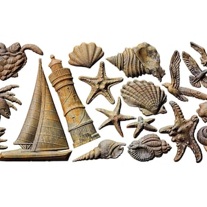 Pode incluir: Uma coleção de 14 ornamentos de metal marrom rústico com tema marítimo, incluindo um veleiro, um farol, uma tartaruga marinha, uma estrela do mar, conchas marinhas e gaivotas.