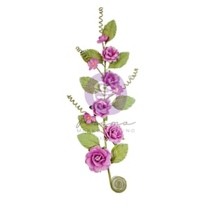 Könnte beinhalten: Ein dekorativer Blumenstiel mit lila Rosen, kleinen rosa Blüten und grünen Blättern. Der Stiel hat unten ein Spiralmuster und lockige Akzente. Die Blüten haben ein strukturiertes Aussehen und die Blätter sind ein gedämpftes Grün.
