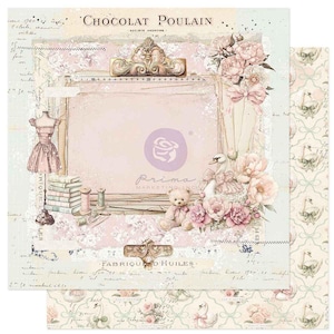 Może przedstawiać: Dekoracyjny arkusz papieru do scrapbookingu z centralną ramką w kształcie podkładki z tekstem Chocolat Poulain, manekinem, stosem książek, pluszowym misiem, łabędziem i różowymi kwiatami na jasnoróżowym i kremowym tle z napisami.