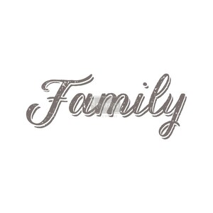 Op de afbeelding: Het woord "Family" in een grijs scriptlettertype op een witte achtergrond. De tekst heeft een versleten, getextureerde uitstraling met een schaduw. Dit eenvoudige, elegante ontwerp is geschikt voor woondecoratie of cadeaus, met een klassiek gevoel.