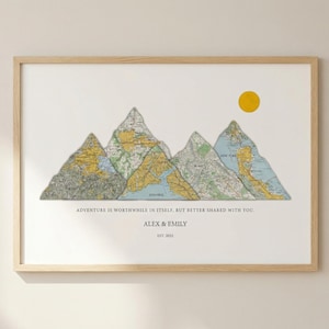 Könnte beinhalten: Ein gerahmter Kunstdruck mit bergförmigen Kartenausschnitten und einer gelben Sonne. Der Druck enthält den Text "ADVENTURE IS WORTHWHILE IN ITSELF, BUT BETTER SHARED WITH YOU." und die Namen "ALEX & EMILY" mit dem Jahr "EST. 2021."