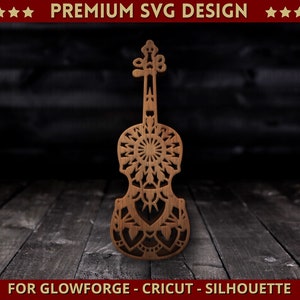Puede incluir: Una pieza decorativa de madera con forma de violín con intrincados diseños recortados. El diseño incluye un patrón central de sol y motivos florales. Se muestra el texto "PREMIUM SVG DESIGN" y "FOR GLOWFORGE - CRICUT - SILHOUETTE".