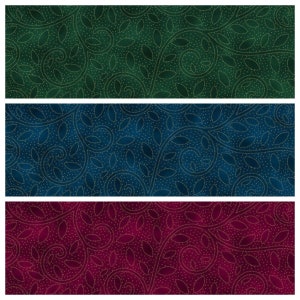 Può includere: Tre campioni di tessuto con un motivo ripetitivo di foglie dorate e punti su uno sfondo verde, blu e bordeaux.