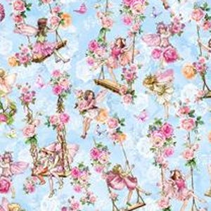 以下が含まれることがあります： ピンクのバラに囲まれたブランコに乗った妖精が繰り返し描かれた青い背景。妖精はピンクのドレスを着ていて、羽根が生えています。バラはピンクの様々な色合いです。