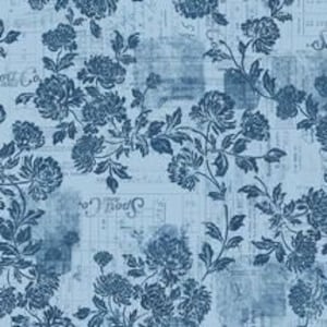 Op de afbeelding: Blauw bloemenpatroon op een lichtblauwe achtergrond met een verweerde, vintage uitstraling. Het patroon bevat gestileerde bloemen en bladeren, en de tekst "Sweet Co." verschijnt herhaaldelijk.