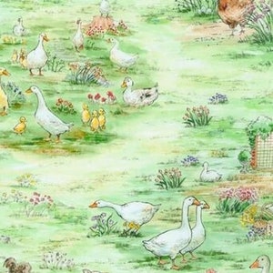 Può includere: Un tessuto a fantasia verde e bianca con un'illustrazione fantasiosa di anatre e oche in un campo erboso. Il tessuto presenta una varietà di fiori e piante, creando un'atmosfera affascinante e rustica.