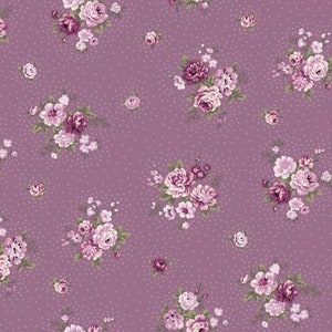 Könnte beinhalten: Ein lila Stoff mit einem sich wiederholenden Muster aus kleinen rosa und weißen Blüten. Der Stoff hat ein dezentes Punkte-Muster.