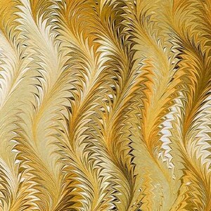 Può includere: Tessuto marmoreo astratto con un motivo a spirale in tonalità oro, marrone e bianco.