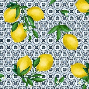 Könnte beinhalten: Ein nahtloses Muster mit leuchtend gelben Zitronen, grünen Blättern und weißen Blüten. Die Zitronen sind auf einem blau-weißen Fliesenmuster angeordnet und erzeugen ein frisches und lebendiges Design.