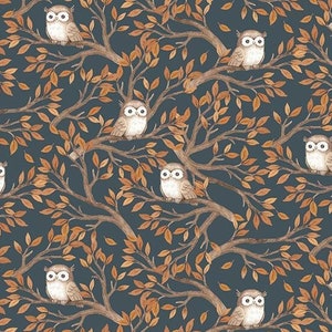 Könnte beinhalten: Ein sich wiederholendes Muster mit Eulen auf Ästen mit herbstlichen Blättern. Der Hintergrund ist dunkelblaugrün. Die Eulen haben weiße Gesichter und braunes Gefieder. Die Äste sind braun und die Blätter sind orange und braun.