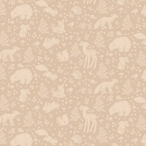 Op de afbeelding: Een naadloos patroon met verschillende bosdieren in lichtbeige op een bruine achtergrond. Het patroon bevat vossen, herten, beren, eekhoorns, konijnen en vogels.