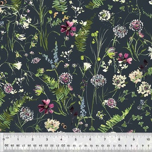 Könnte beinhalten: Ein dunkelblauer Stoff mit einem sich wiederholenden Muster aus weißen, rosa und grünen Blumen und Farnen.