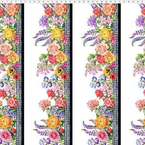 Puede incluir: Una tela de estampado floral vertical que presenta una variedad de flores coloridas, incluyendo rosas, margaritas y pensamientos, dispuestas en un patrón repetitivo sobre un fondo blanco. La tela tiene un borde de cuadros negros y blancos.