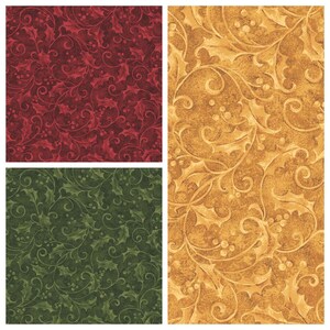 Pode incluir: Três amostras de tecido com um padrão repetitivo de folhas de azevinho e bagas com vinhas. Uma amostra é vermelho-escura, outra verde-floresta escura e a terceira é um painel vertical alto num tom dourado metálico.