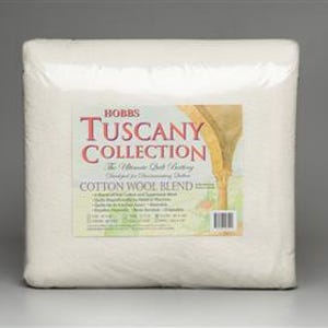 Może przedstawiać: Białe opakowanie waty bawełniano-wełnianej Hobbs Tuscany Collection. Opakowanie ma etykietę z kolorową ilustracją łuku i tekstem "Hobbs Tuscany Collection The Ultimate Quilt Batting Designed for Quilting Detail Cotton Wool Blend".