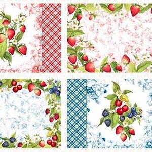Può includere: Un pannello di tessuto con un motivo ripetuto di fragole, mirtilli e ciliegie con foglie verdi e fiori bianchi. Il design include bordi a scacchi rossi e blu e sfondi floreali.