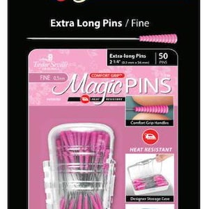 Könnte beinhalten: Eine Packung mit 50 extra langen, feinen Nähnadeln mit rosa Köpfen und komfortablen Griffen. Die Nadeln sind hitzebeständig und werden in einem durchsichtigen Kunststoffbehälter mit einer Designer-Aufbewahrungsbox geliefert. Die Verpackung trägt den Text "Magic Pins" und "Comfort Grip".