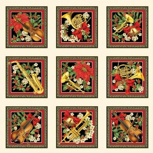 Könnte beinhalten: Stoffpaneel mit gerahmten Musikinstrumenten und Weihnachtsdekorationen. Jeder Rahmen zeigt ein anderes Instrument, wie Trompete, Geige, Saxophon und Waldhorn, geschmückt mit roten Schleifen, Weihnachtssternen und Grünzeug. Der Hintergrund ist cremefarben.