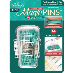 Puede incluir: Un paquete de Magic Pins de Taylor Seville Originals. El paquete contiene 50 alfileres de patchwork, cada uno de 36 mm de largo. Los alfileres tienen mangos Comfort Grip de color turquesa y son resistentes al calor. El paquete incluye un estuche de almacenamiento de diseño.