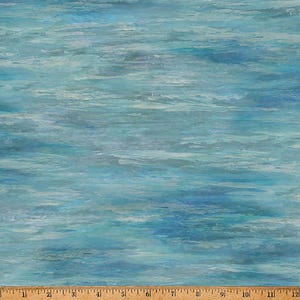 Könnte beinhalten: Ein Stoff mit einem aquarellartigen Design. Das Muster zeigt Farbtöne von Blau, Türkis und Weiß und erzeugt einen fließenden, abstrakten Effekt. Der Stoff hat ein strukturiertes Aussehen mit horizontalen Pinselstrichen. Das Lineal unten misst bis zu 30 cm.