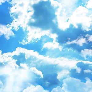 Könnte beinhalten: Ein strahlend blauer Himmel mit fluffigen weißen Wolken. Die Wolken sind über den Himmel verteilt und schaffen eine wunderschöne und ruhige Szene.