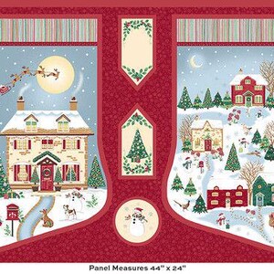 Könnte beinhalten: Ein roter Stoffbogen mit zwei Weihnachtssocken-Motiven, die winterliche Dorfszenen, den Weihnachtsmann im Schlitten, verschneite Häuser, Tannenbäume und Schneemänner zeigen. Der Bogen enthält zusätzliche dekorative Anhänger und misst 112 cm mal 61 cm.