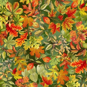 Op de afbeelding: Een naadloos patroon met verschillende herfstbladeren in tinten rood, oranje, geel en groen. De bladeren zijn willekeurig gerangschikt op een groene achtergrond.