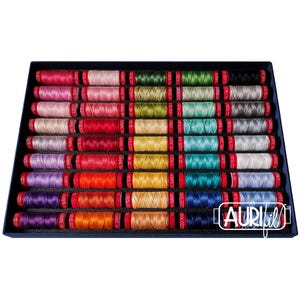 Pode incluir: Uma bandeja de bobinas de linha Aurifil coloridas em vários tons de vermelho, rosa, verde, azul e amarelo. As bobinas estão cuidadosamente dispostas em fileiras dentro de uma bandeja azul escuro. O texto "AURIFIL" é visível no canto inferior direito.