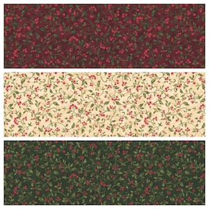 Könnte beinhalten: Drei Stoffmuster mit einem sich wiederholenden Muster aus roten Beeren und grünen Ranken auf verschiedenen Farbhintergründen. Das obere Muster hat einen dunkelroten Hintergrund, das mittlere Muster einen hellbeigen Hintergrund und das untere Muster einen dunkelgrünen Hintergrund.