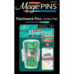 Może przedstawiać: Opakowanie szpilek do patchworku Magic Pins z zielonymi uchwytami Comfort Grip. Opakowanie zawiera 50 bardzo cienkich szpilek, każda o długości 36 mm. Opakowanie zawiera tekst "Odporny na ciepło" i "Designerskie etui do przechowywania".