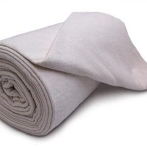 Puede incluir: Se muestra un rollo de tela blanca, probablemente algodón, enrollado y doblado. La tela es suave y parece ser un material ligero.