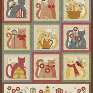 Könnte beinhalten: Ein Quiltmuster mit neun bunten Quadraten, in denen sich jeweils eine Katze befindet. Jede Katze ist von verschiedenen floralen und naturbezogenen Elementen umgeben, wie zum Beispiel Blumen, Vögeln und einem Bienenstock. Das Quiltmuster ist von einem braunen Rand mit einer Reihe kleinerer Bilder von Katzen, Vogelhäusern und Blumen eingerahmt.