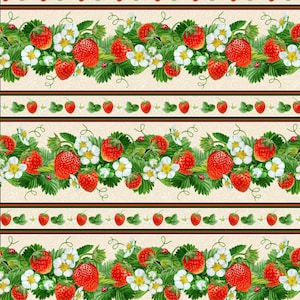 Puede incluir: Patrón repetitivo con ilustraciones en acuarela de fresas rojas maduras, flores blancas y hojas verdes. El diseño incluye un borde de fresas pequeñas y un fondo color crema con rayas marrones.