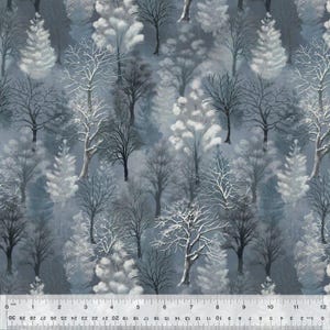 Op de afbeelding: Een stof met een winterbosontwerp. Het patroon toont kale bomen en met sneeuw bedekte groenblijvende bomen in grijstinten en wit tegen een gedempte blauwe achtergrond. Een liniaal staat onderaan, met metingen in centimeters.