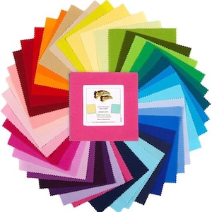 以下が含まれることがあります： ピンク、ブルー、グリーン、イエロー、レッドなど、さまざまな色の5インチ正方形の布地が42枚集められています。布地は円形に配置され、中央にはピンクの正方形があります。布地には「Superior Solids」と「Blendingtex」のラベルが貼られています。