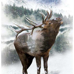 Pode incluir: Um alce marrom e bege com grandes chifres está em uma floresta nevada com uma cordilheira ao fundo. O alce está olhando para cima e sua boca está aberta como se estivesse chamando. A imagem é uma dupla exposição, com uma floresta e um rio visíveis através do corpo do alce.