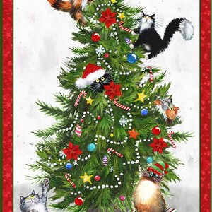 Könnte beinhalten: Eine weihnachtliche Illustration mit einem geschmückten Weihnachtsbaum und verspielten Katzen. Die Katzen, mit festlichen Hüten, klettern auf den Baum, umgeben von Ornamenten, Zuckerstangen und Geschenken. Roter Rand.