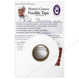 Op de afbeelding: Een witte rol fusible tape voor quilten, 2,5 cm breed en 27,4 meter lang. Het etiket luidt "Marti's Choice Fusible Tape Non-Woven" en bevat instructies voor gebruik.
