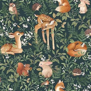 Könnte beinhalten: Ein dunkelgrüner Hintergrund mit einem sich wiederholenden Muster aus Waldtieren, darunter Füchse, Rehe, Kaninchen, Eulen und Igel. Die Tiere sind in einem verspielten Stil mit weißen Blüten und grünen Blättern dargestellt.