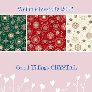 Peut inclure: Trois échantillons de tissu avec des motifs festifs. La rangée supérieure présente des fonds verts, rouges et crème avec des motifs répétés de flocons de neige et d'étoiles. Le texte "Weihnachtsstoffe 2025" est en haut. Le texte "Good Tidings CRYSTAL" est en bas.