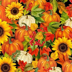 Op de afbeelding: Een levendig herfstpatroon met zonnebloemen, pompoenen en kleurrijke bladeren. Het ontwerp bevat oranje pompoenen, witte pompoenen, gele zonnebloemen, rode bessen en groene en gele bladeren tegen een zwarte achtergrond.