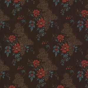 Könnte beinhalten: Ein brauner Stoff mit einem sich wiederholenden Muster aus roten und blauen Blumen. Die Blumen sind stilisiert und haben einen Vintage-Look. Der Hintergrund ist dunkelbraun.