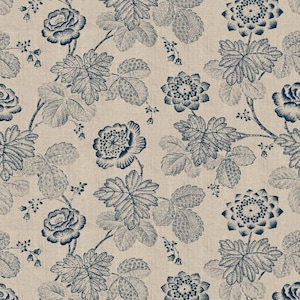 Könnte beinhalten: Ein nahtloses Muster mit einem sich wiederholenden Design aus blauen floralen Motiven auf beigefarbenem Hintergrund. Das Muster enthält stilisierte Blumen, Blätter und Ranken.