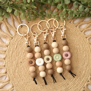 Daisy Keychain, Silicone Bead Keychain, Custom Keychain, Personalized Gift, Diaper Bag Tag, Backpack Tag, Silicone Beads, Wood Bead Keychain