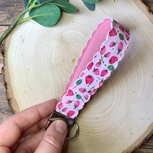 Llavero de fresa, correa de muñeca de fresa, llavero de piel sintética, llavero rosa, regalos de fresa