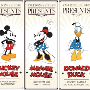 Può includere: Un poster in stile vintage con i personaggi Disney iconici Mickey Mouse, Minnie Mouse, Paperino, Pippo e Pluto. Ogni personaggio è raffigurato in un'illustrazione colorata con i suoi tratti distintivi e la sua personalità. Il poster include il testo "Walt Disney Studios Presents" e una breve descrizione di ogni personaggio.