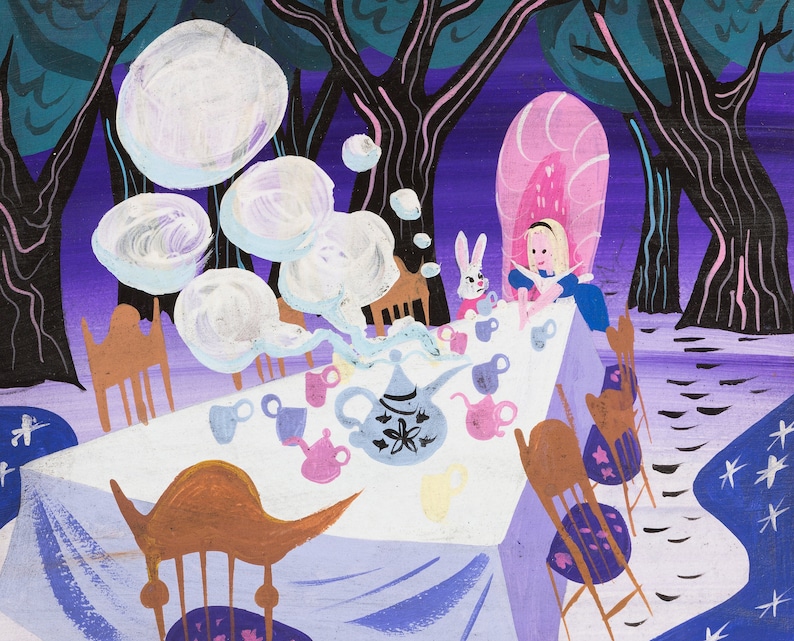 以下が含まれることがあります： 森の背景に、お茶会を描いた幻想的なイラスト。アリスは白いウサギとティーポットを添えてテーブルに座り、周囲には浮遊する泡と紫色の背景が広がっています。