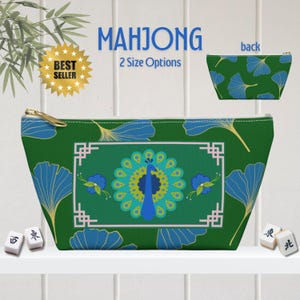 Op de afbeelding: Groene Mahjong-thema etui met een pauwontwerp. De etui heeft een ritssluiting en een herhalend patroon van blauwe bladeren. De tekst "MAHJONG" en "2 Size Options" staan op de voorkant. Een kleinere etui met een bladerenpatroon wordt getoond.